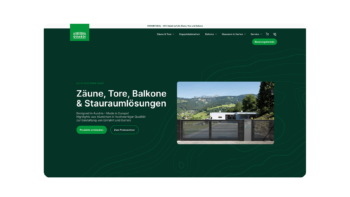 Screenshot einer Website mit einem grünen Header und einer Seitenleiste, auf der Texte über Zäune, Tore, Balkone und Aufbewahrungslösungen angezeigt werden. Ein Foto zeigt ein modernes Haus mit einem Metalltor und malerischen grünen Hügeln im Hintergrund.