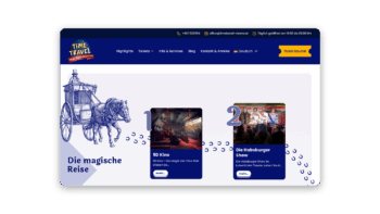 Eine Website von Time Travel Vienna zeigt ein blau-weißes Thema mit einer Pferdekutschen-Illustration auf der linken Seite und zwei Veranstaltungskarten für ein 5D-Kino und eine Habsburg-Show auf der rechten Seite.