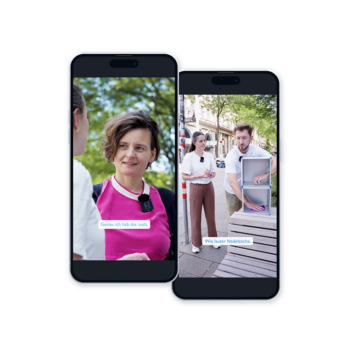 Zwei Smartphones zeigen Videos an. Das linke Telefon zeigt zwei Personen, die sich im Freien unterhalten, eine davon trägt ein rosa Hemd und ein umgehängtes Gerät. Das rechte Telefon zeigt zwei Personen auf einer Straße, von denen eine einen kleinen Koffer öffnet. Deutsche Untertitel sind zu sehen.