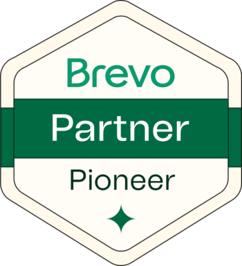 Ein sechseckiges Abzeichen mit grünem Rand zeigt den Text Brevo Partner Pioneer in grüner und weißer Schrift mit einem kleinen grünen sternförmigen Symbol am unteren Rand.